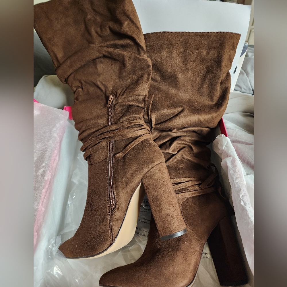 Shoe dazzle brown heeled boots
